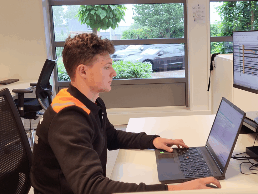 Medewerker Niels achter laptop aan het werk