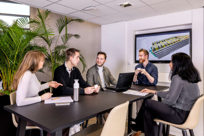 Daiwa House Modular Europe en Jan Snel overleg in kantoorruimte met planten over bouwproject.